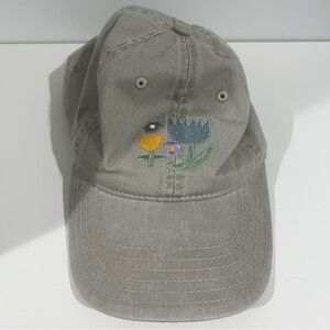 Beige baseball cap floral design